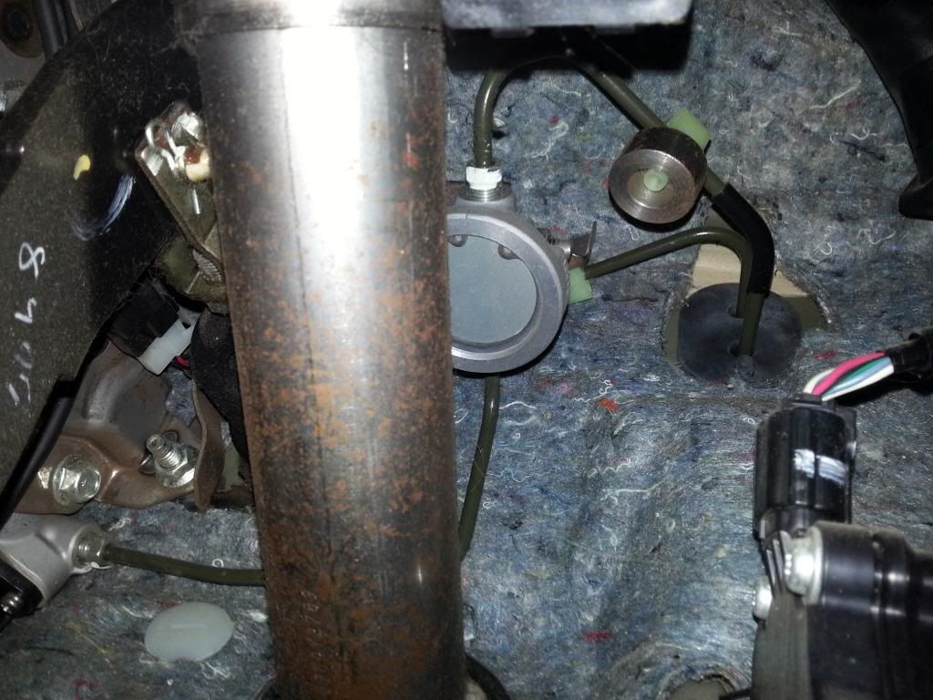 Subaru Legacy: Clutch fluid (MT models) Subaru Legacy: Clutch fluid (MT models)