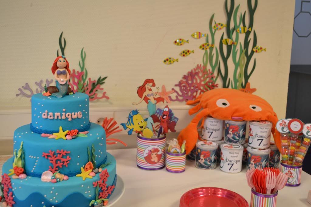 http://i272.photobucket.com/albums/jj178/creajuffie/stapeltaarten/Little%20Mermaid%20Cake/DSC_0122.jpg