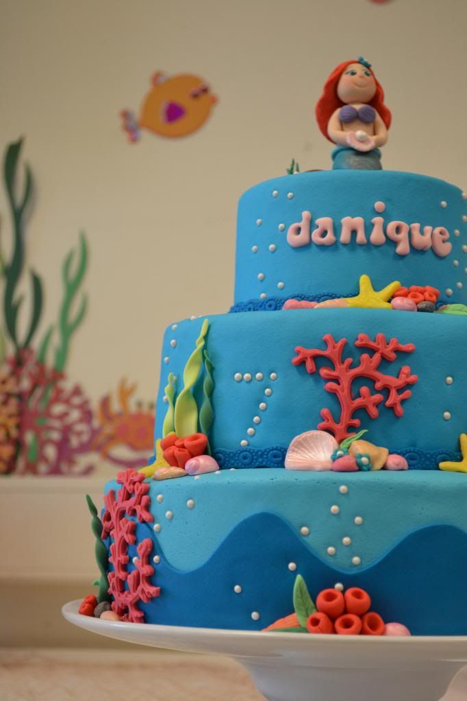http://i272.photobucket.com/albums/jj178/creajuffie/stapeltaarten/Little%20Mermaid%20Cake/DSC_0151.jpg