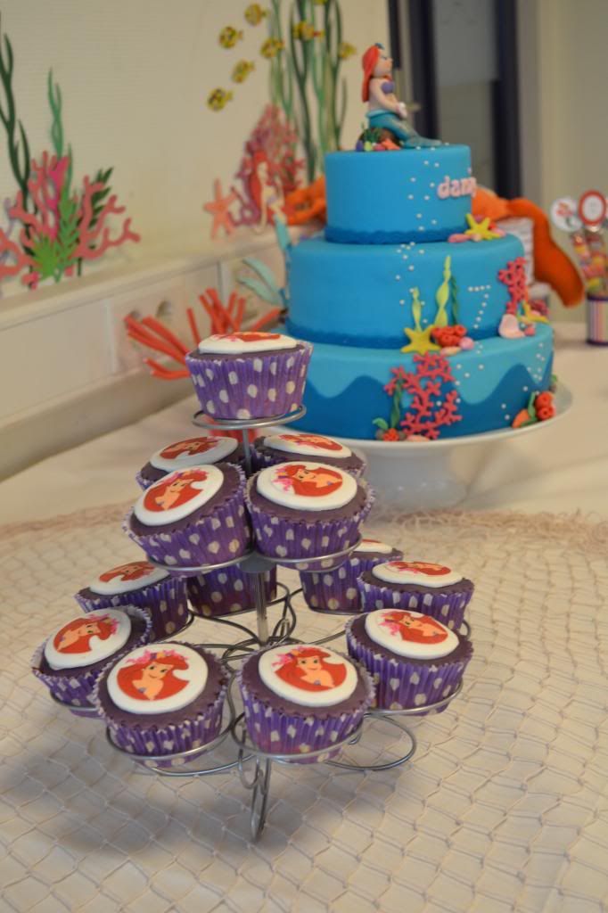 http://i272.photobucket.com/albums/jj178/creajuffie/stapeltaarten/Little%20Mermaid%20Cake/DSC_0167.jpg