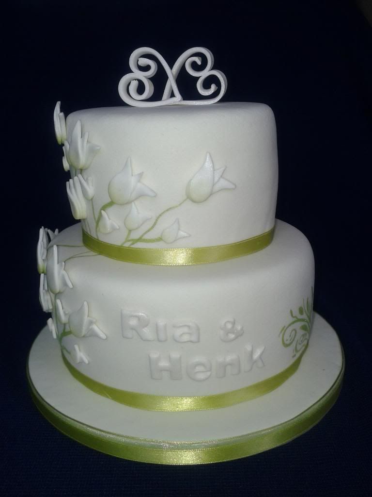 http://i272.photobucket.com/albums/jj178/creajuffie/stapeltaarten/Weddingcake%20with%20tulips/20130320_151559.jpg
