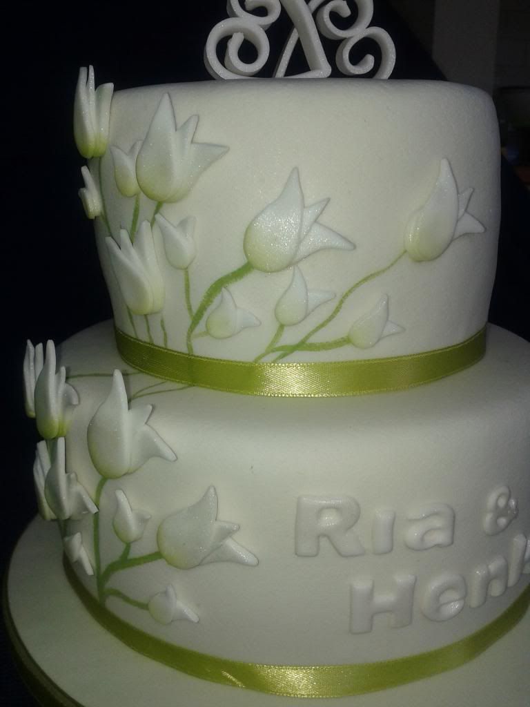 http://i272.photobucket.com/albums/jj178/creajuffie/stapeltaarten/Weddingcake%20with%20tulips/20130320_151608.jpg