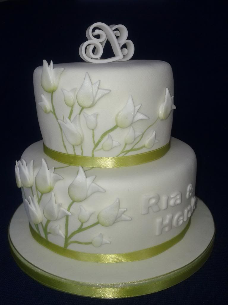http://i272.photobucket.com/albums/jj178/creajuffie/stapeltaarten/Weddingcake%20with%20tulips/20130320_151645.jpg